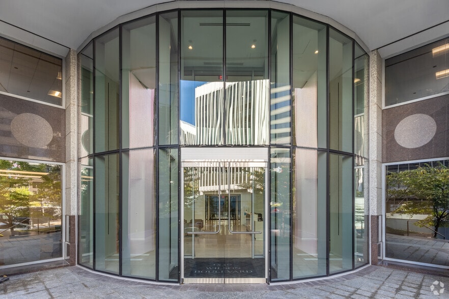 More Photos Of 1530 Wilson Blvd, Arlington Office For Lease