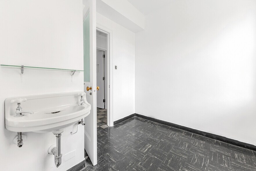 More Photos Of 115 E 61st St, New York Medical For Sale