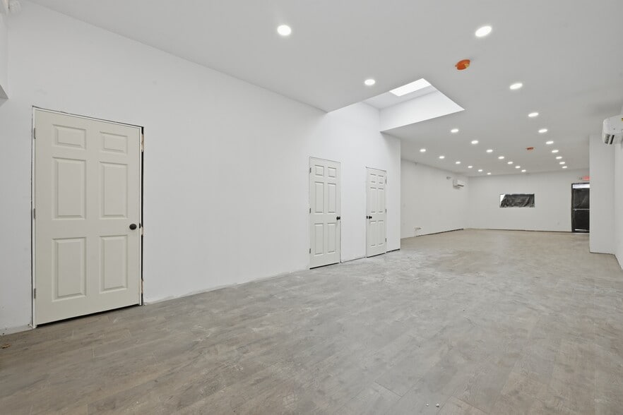 More Photos Of 1621-1623 Grand Ave, North Baldwin Storefront For Lease