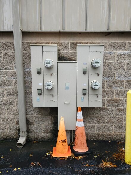 More Photos Of 825 W 75th St, Willowbrook Light Manufacturing For Sale