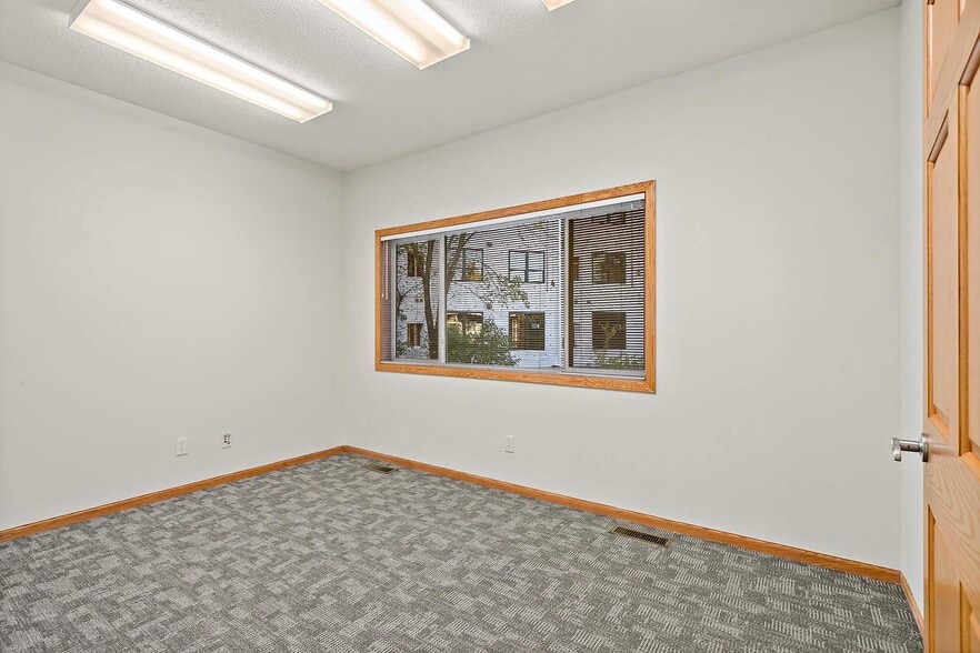 More Photos Of 2560-2568 Rice St, Saint Paul Office For Sale