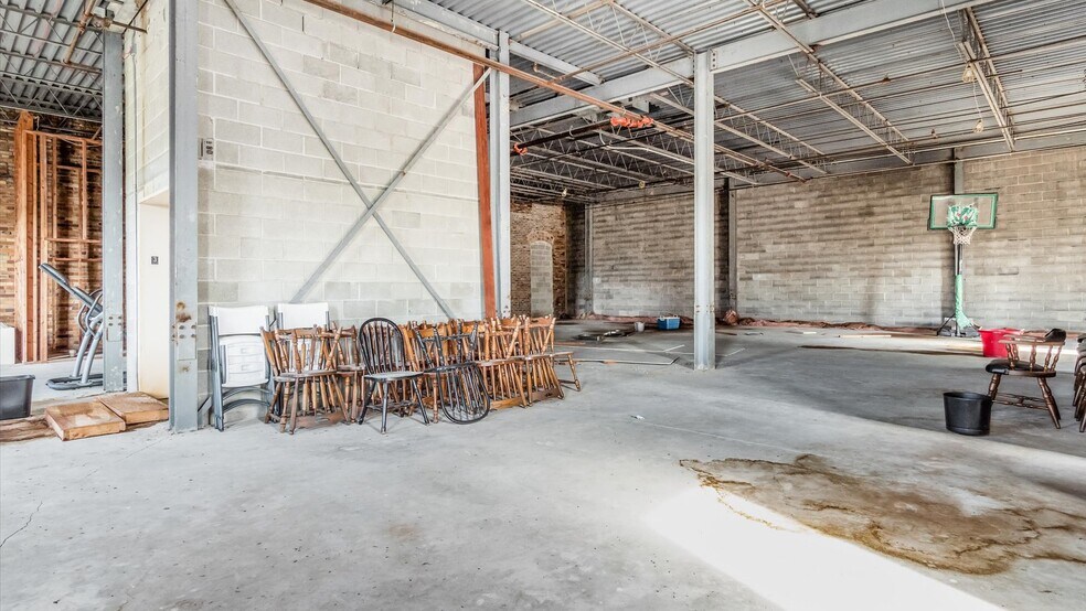 More Photos Of 701 Main St, Dresden Storefront For Lease