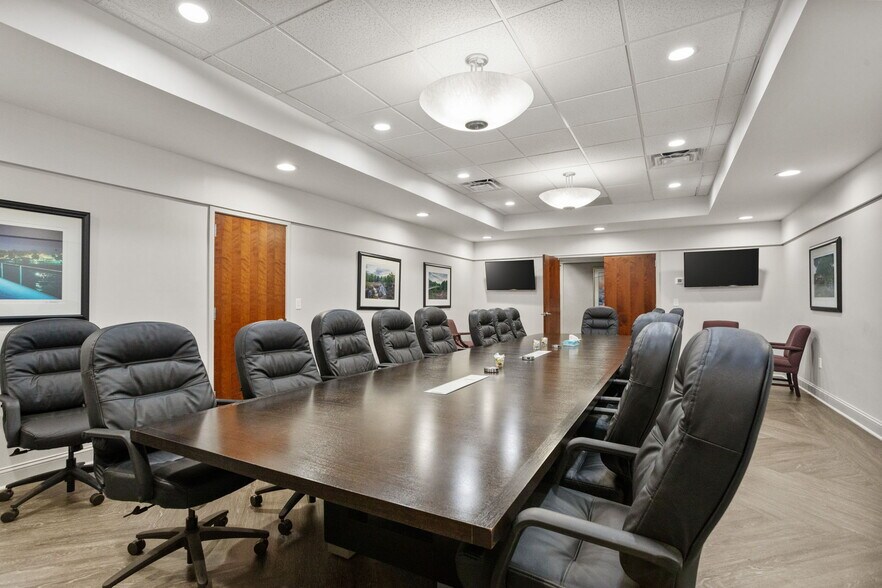 More Photos Of 127 Tanner Rd, Greenville Flex For Lease