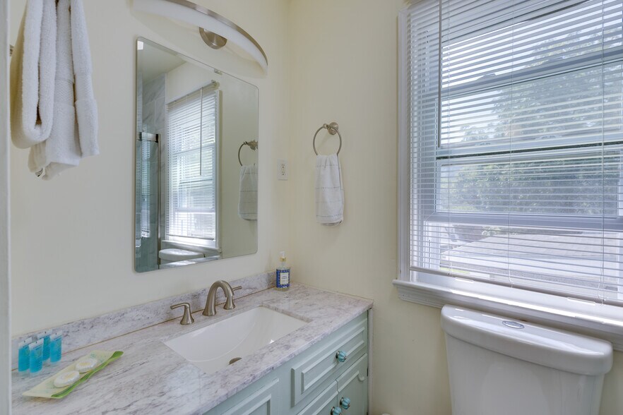 More Photos Of 1053 Washington St, Harpers Ferry Hospitality For Sale