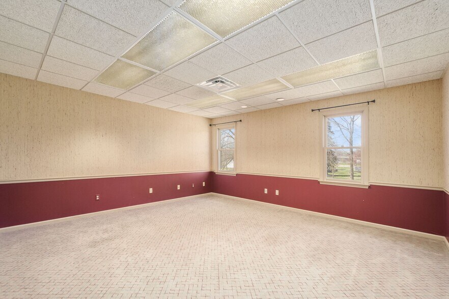 More Photos Of 261 W Johnstown Rd, Columbus Coworking Space