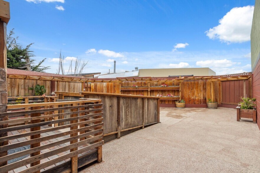 More Photos Of 1637 Del Monte Blvd, Seaside Storefront For Sale