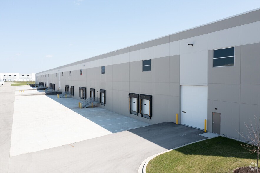 More Photos Of W210N12805 Gateway Xing, Germantown Distribution For Lease