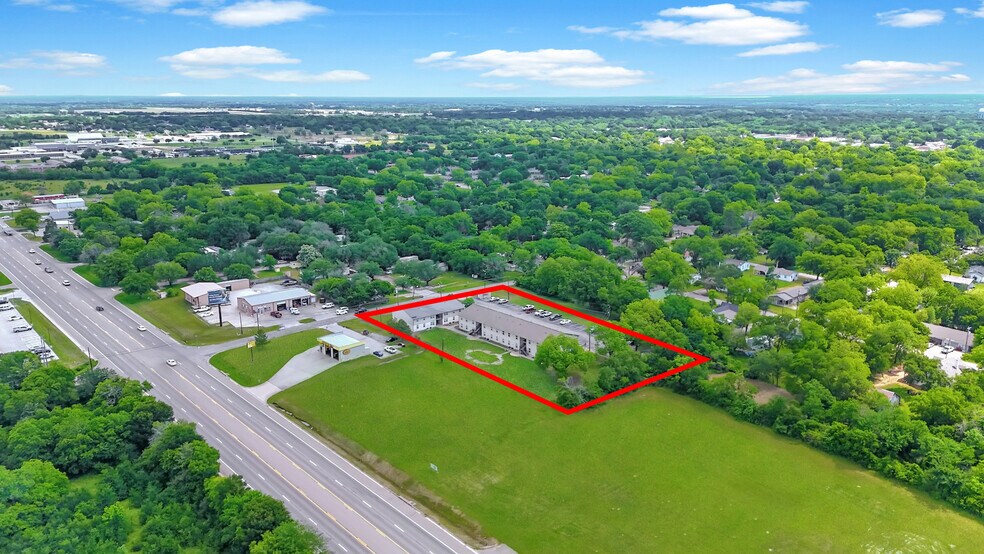 More Photos Of 1201 W 10th St, Bonham Apartments For Sale