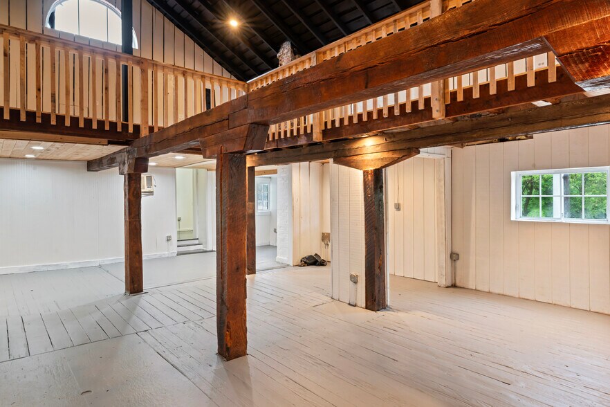 More Photos Of 20704 Ashburn Rd, Ashburn Unknown For Lease