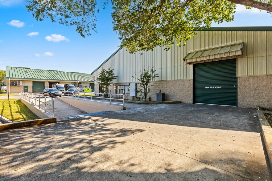 More Photos Of 3653 Regent Blvd, Jacksonville Warehouse For Sale