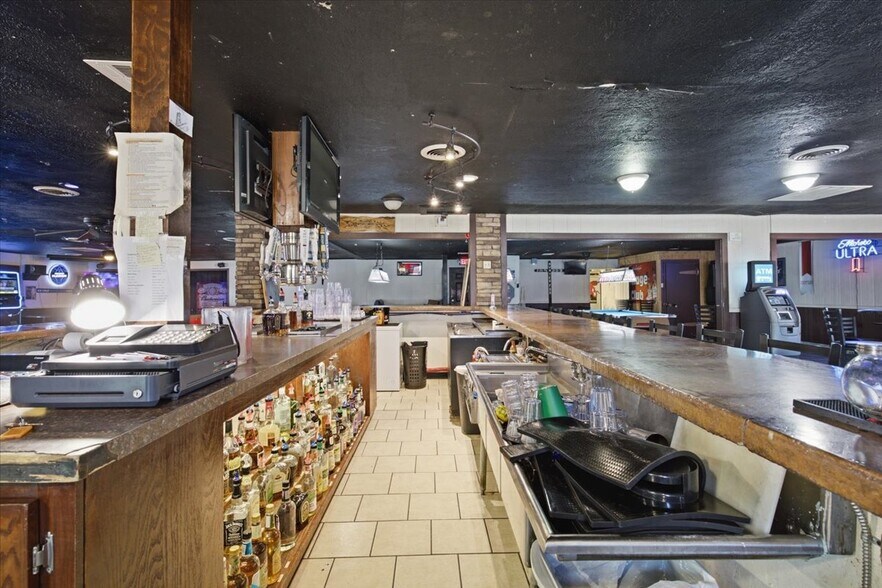More Photos Of 1131 Cradduck Rd, Ada Bar For Sale
