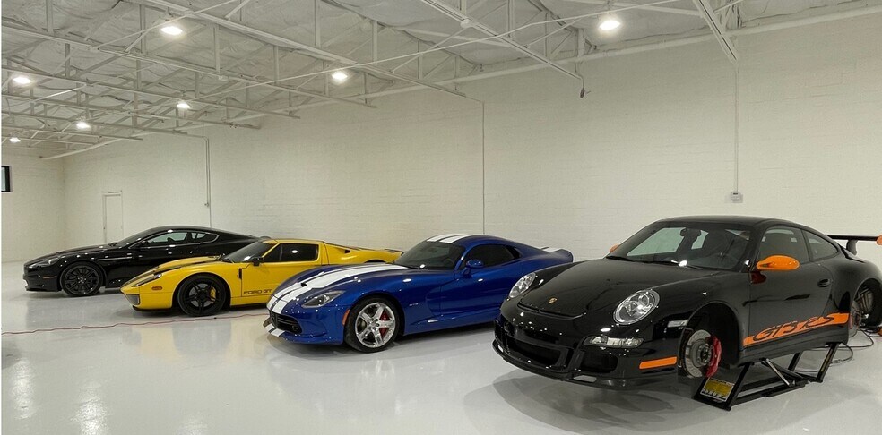 More Photos Of 1035 E Levee St, Dallas Showroom For Sale