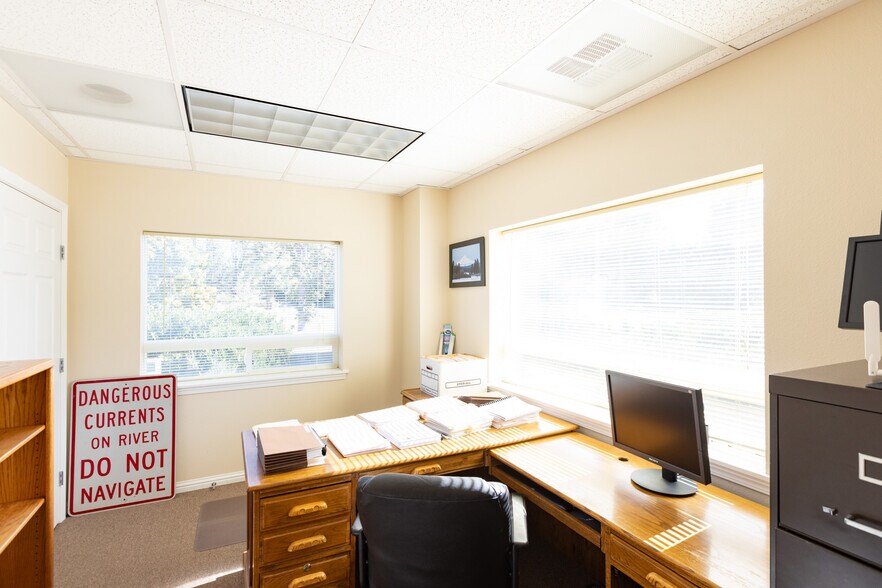 More Photos Of 200 N Wasco Ct, Hood River Warehouse For Sale