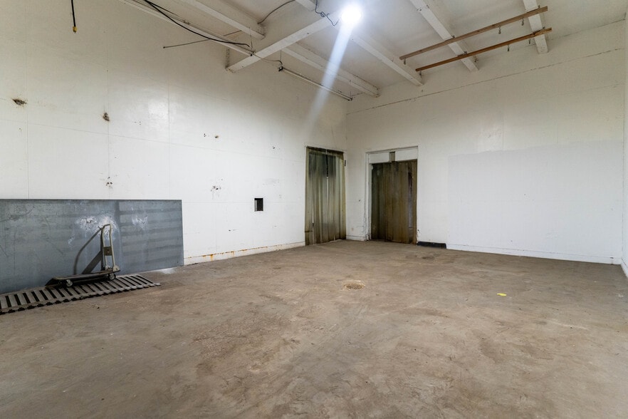 More Photos Of 1400 E 2nd St, Kansas City Manufacturing For Lease