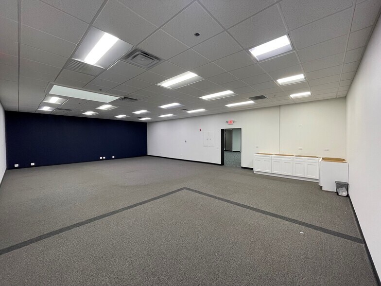 More Photos Of 11-55 E Hintz Rd, Wheeling Showroom For Lease