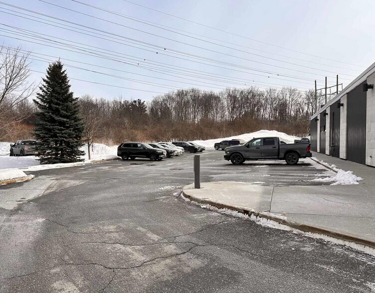 More Photos Of 1818 Woodward Dr, Ottawa Showroom For Lease