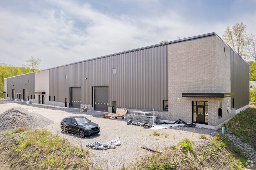 Primary Photo Of 5515 Av Pierre-Dansereau, Salaberry-de-valleyfield Distribution For Sale