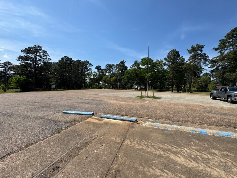 More Photos Of 2130 Country Club Rd, Palestine Golf Course Driving Range For Sale
