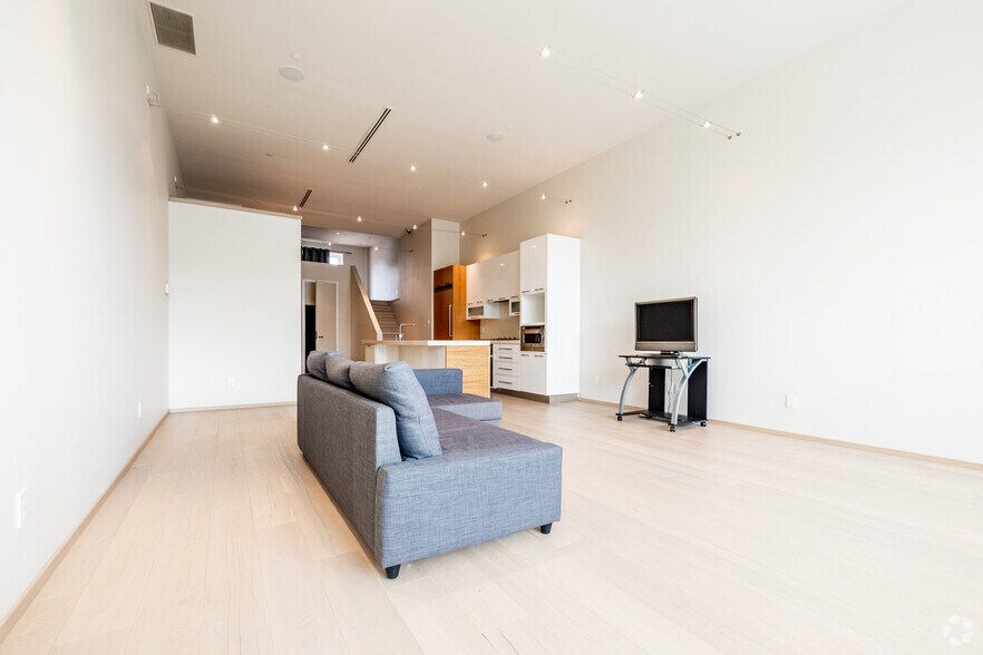 More Photos Of 4920 Rue Sherbrooke O, Westmount Storefront For Lease