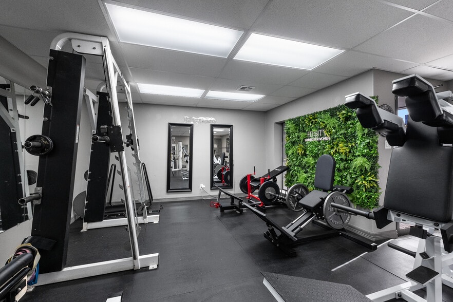More Photos Of 604 S 77 Sunshine Strip, Harlingen Office For Sale