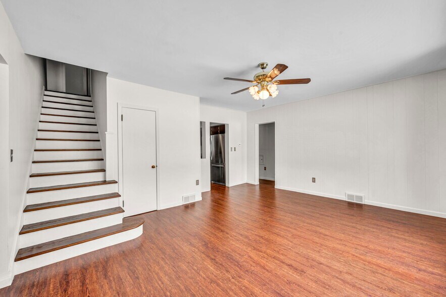 More Photos Of 4085 Herner County Line Rd, Southington Showroom For Sale