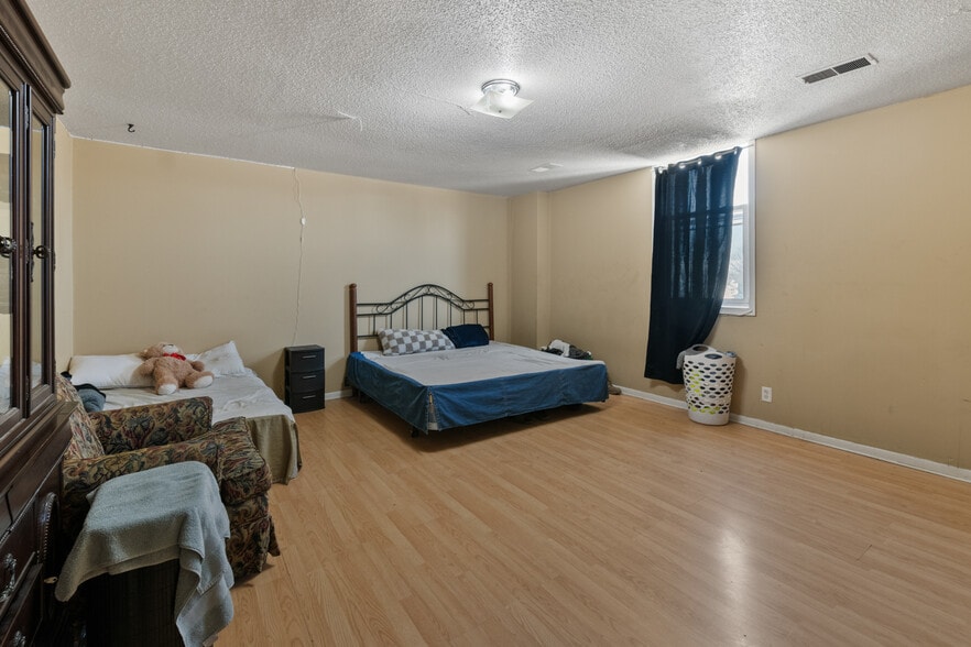 More Photos Of 2319 Vinton St, Omaha Office Residential For Sale