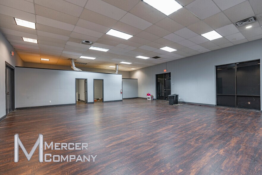 More Photos Of 400 Centre Park Blvd, DeSoto Light Manufacturing For Sale