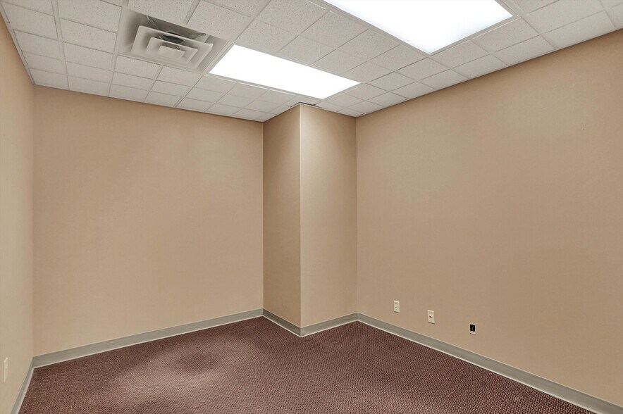 More Photos Of 711 W Gardner Dr, Marion Medical For Sale