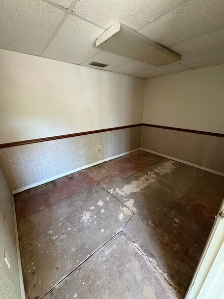 More Photos Of 618 W Broad St, Mineola Storefront Retail Office For Sale