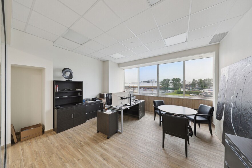 More Photos Of 247-255 Montee De Liesse, Montréal Warehouse For Lease