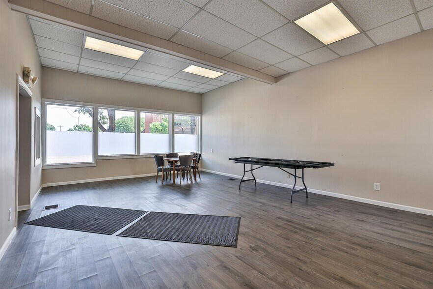 More Photos Of 2007 Madison Rd, Cincinnati Storefront For Sale