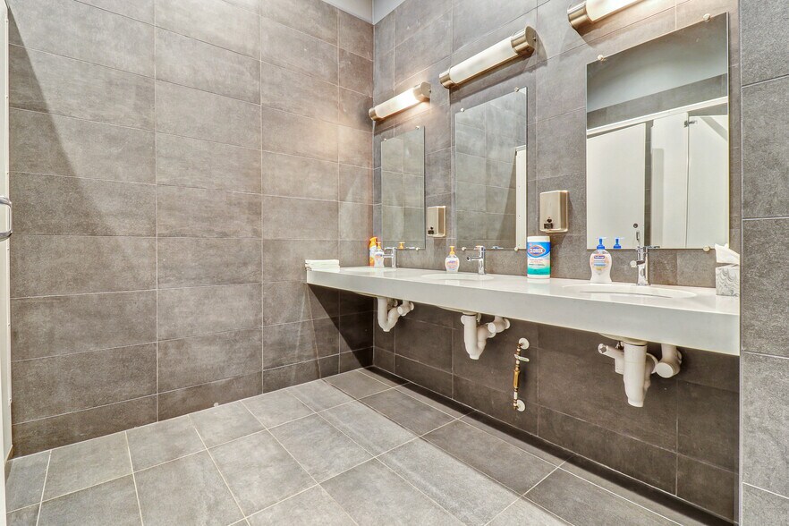 More Photos Of 10 Park Ln, Hilton Head Island Office For Sale