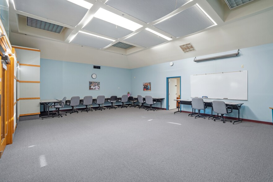 More Photos Of 7630 S 10th St, Oak Creek Office For Sale