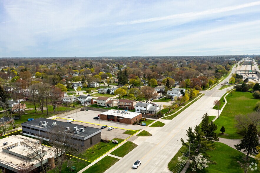 More Photos Of 21540 W 11 Mile Rd, Southfield Medical For Lease