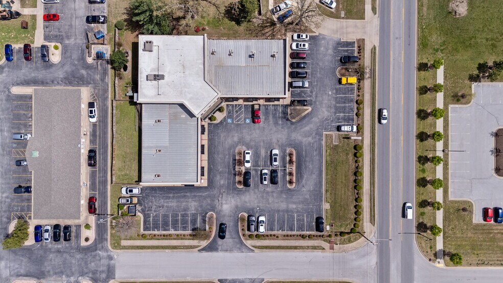 More Photos Of 1001 SE 28th St, Bentonville Office For Lease