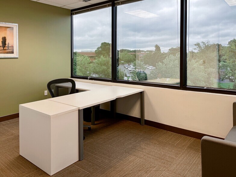 More Photos Of 301 McCullough Dr, Charlotte Coworking Space