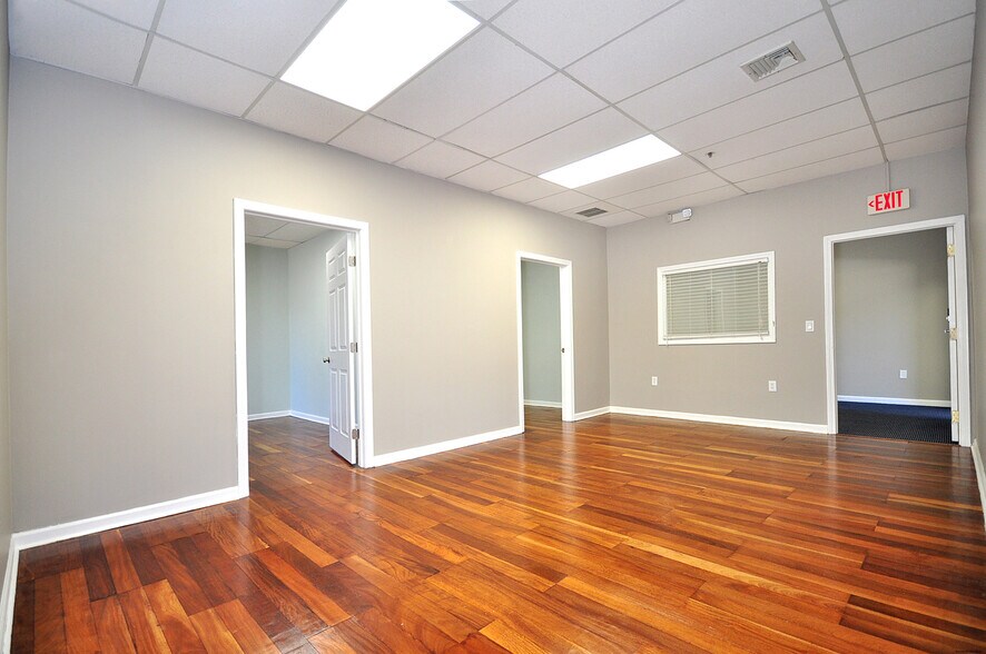 More Photos Of 75 Berlin Rd, Cromwell Medical For Sale