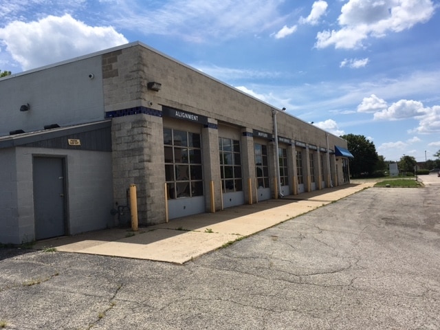More Photos Of 1500 E Algonquin Rd, Algonquin Auto Repair For Lease