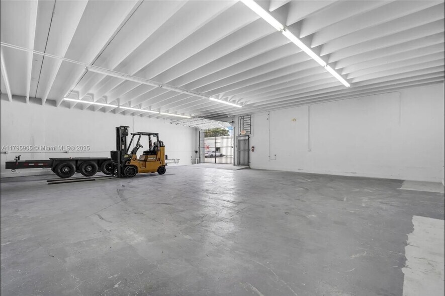 More Photos Of 8145 NW 33rd St, Doral Warehouse For Lease