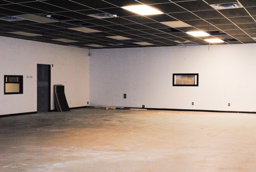 More Photos Of 610-614 N 89th St, Belleville Storefront For Lease