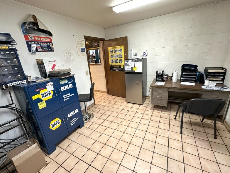 More Photos Of 1983 Pawlisch Dr, Rockford Auto Repair For Sale
