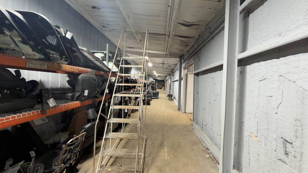 More Photos Of 2800 Delano St, Pensacola Warehouse For Lease