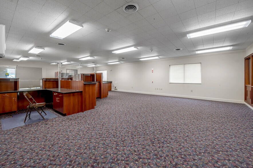 More Photos Of 250 Crossfield Dr, Versailles Light Manufacturing For Lease