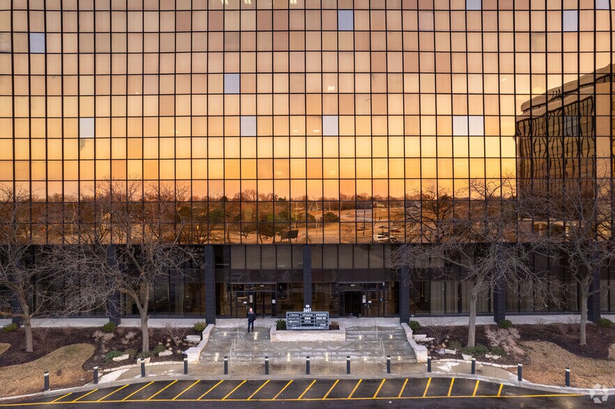 More Photos Of 3601 Algonquin Rd, Rolling Meadows Office For Lease