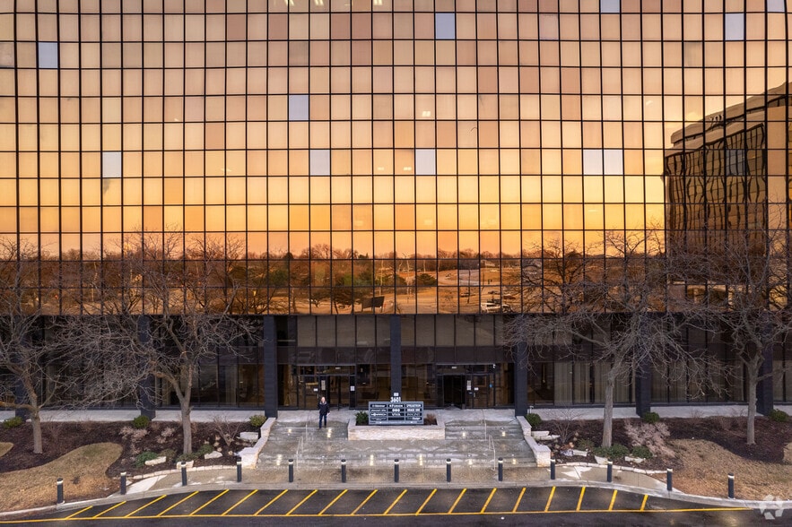 More Photos Of 3601 Algonquin Rd, Rolling Meadows Office For Lease