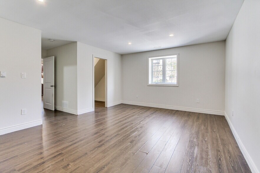 More Photos Of 395 Bay St W, Brock Office For Sale