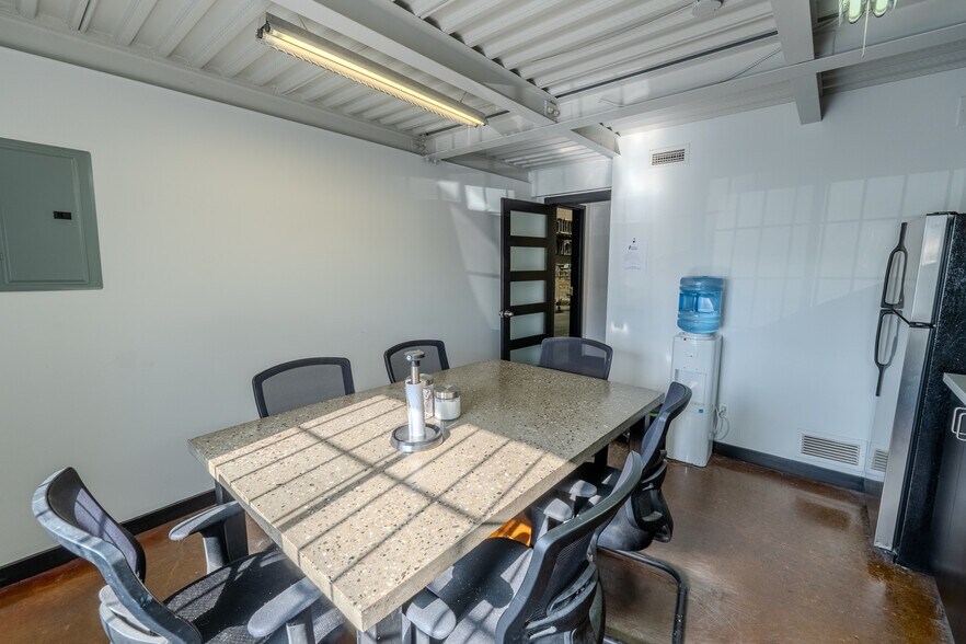 More Photos Of 8295-8305 Creusot Rue, Montréal Warehouse For Sale