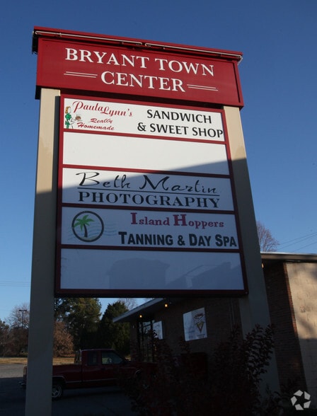More Photos Of 304 Reynolds Rd, Bryant Freestanding For Lease