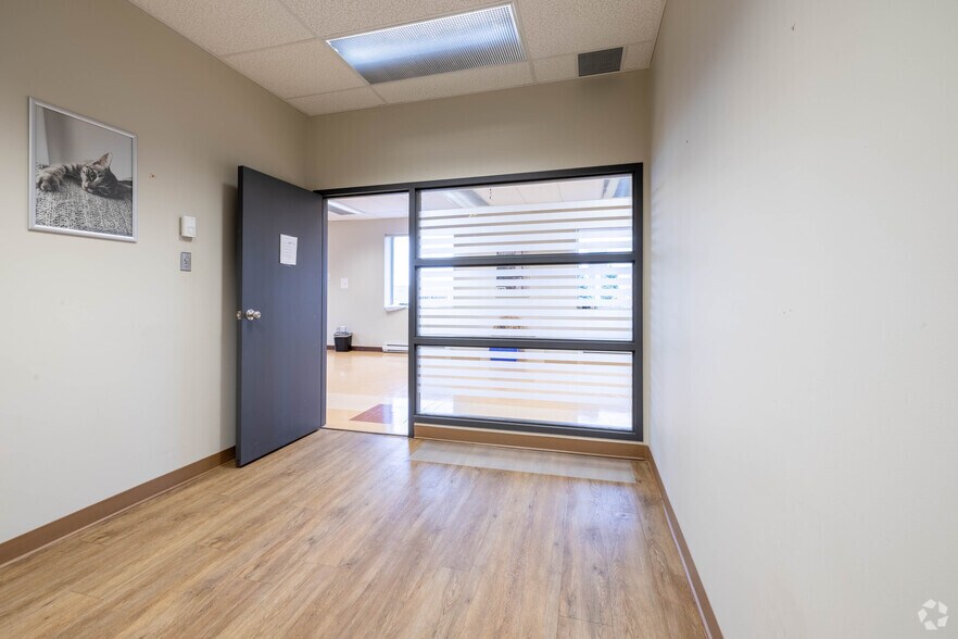 More Photos Of 10400 Renaude-Lapointe, Montréal Distribution For Sale