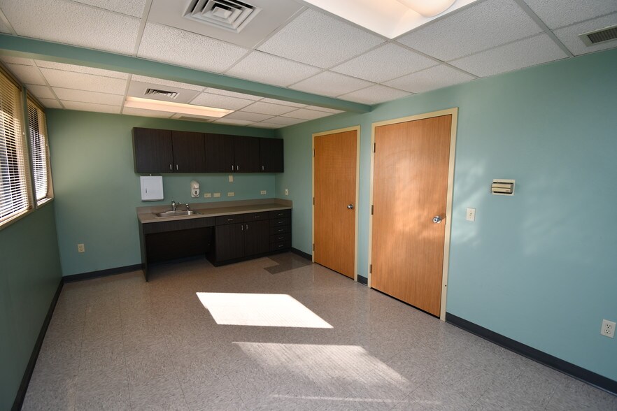 More Photos Of 305 Vine St, New Lenox Medical For Lease